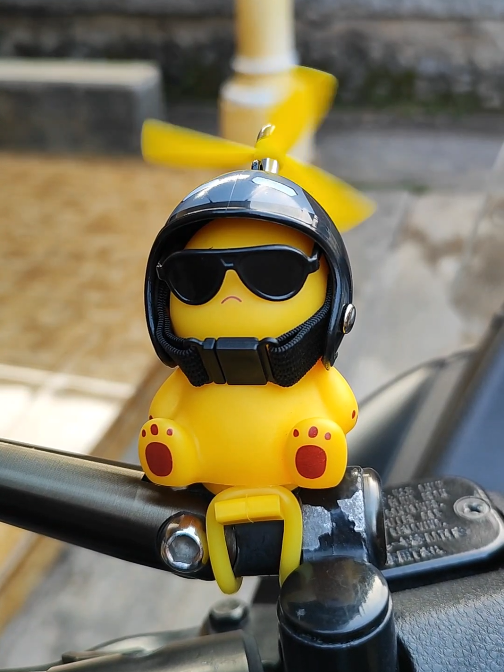 ngga takut lagi aksesoris motor hilang di parkiran, karena nailong helm ini gampang banget cara lepas/pasangnya😁 #mainanlucu #mainanviral #nailong #dinokuning #aksesorismotor 