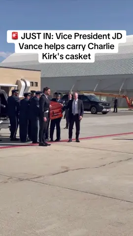 🚨 JUST IN: Vice President JD Vance helps carry Charlie Kirk's casket onto Air Force Two to bring him home to Arizona. Charlie Kirk, the GOAT of the conservative movement, is being honored for his tireless work rallying America's youth. 🇺🇸🙏 #CharlieKirk #JDVance #AirForceTwo #PoliticalViolence #AmericaFirst