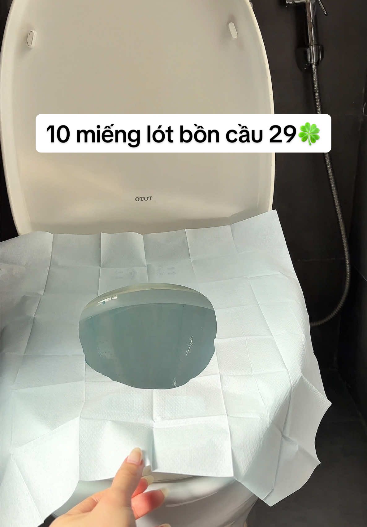 Miếng lót bồn cầu dùng một lần Tránh tiếp xúc trực tiếp bề mặt bồn cầu, loại bỏ nguy cơ lây nhiễm bệnh do  virus khi đi vệ sinh nơi công cộng, giúp bạn thoải mái, sạch sẽ, an toàn #mienglotboncau #mienglot #tienich #tienichcuocsong #tienichgiadinh 