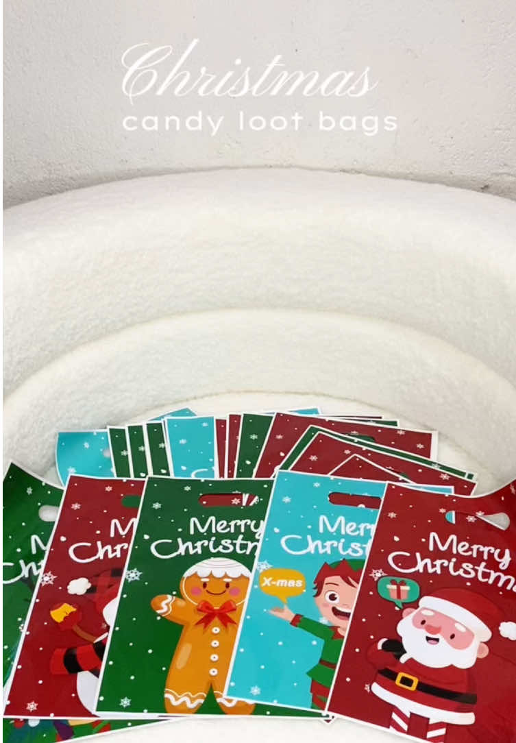 Cutesy Christmas loot bags! 🎄☃️ #christmaslootbags #christmaslootbag #cutechristmaslootbags #candylootbags #christmascandybag 