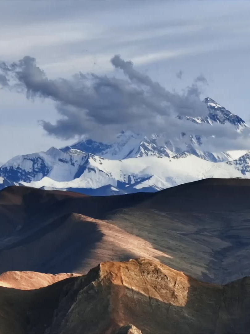 Did you know that 60 percent of the world's snow leopards live in China, with most of them on the Qinghai-Xizang Plateau? Mysterious, alert and beautifully camouflaged, it takes sharp eyes and a bit of luck to spot them. That's why infrared cameras are the go-to tool in wildlife conservation to observe and protect these snowy mountain kings.
