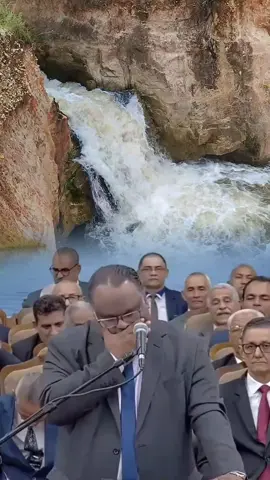 Meu Jesus, minha luz, minha vida, minha direção Minha porta aberta, minha salvação Tu és o grande amor da minha E sem você Jesus minha vida não é vida não Sem Jesus não sou ninguém, nada posso não Sem você vivo perdido, vivo sem razão E meu barco nunca chega ao cais Nem que eu pudesse, eu queria te deixar E se eu quisesse, não podia mais de ti me separar Se não pertenço a ti também Não quero pertencer a mais ninguém Pode me guardar e me levar para pertinho de você E nunca mais eu corro o risco de vir a me perder Não tenho ninguém mais precioso, para mim Jesus Já tentaram me separar de você, mas naquela cruz Naquele dia, nos unimos para sempre E nunca mais poderemos viver um sem o outro Tu és o amor da minha vida Jesus Tu és pra mim o tesouro que eu tenho de maior valor A comida e a bebida de melhor sabor O verdadeiro pão que me alimenta E a água que mata a minha sede nesse deserto Tu és a mão que sustenta o meu fraco ser Que me guia e levanta-me se eu cair Nunca tive um amor assim Nem que eu pudesse, eu queria te deixar E se eu quisesse, não podia mais de ti me separar Se não pertenço a ti também Não quero pertencer a mais ninguém Pode me guardar e me levar para pertinho de você E nunca mais eu corro o risco de vir a me perder Não tenho ninguém mais precioso, para mim Jesus Pode me guardar e me levar para pertinho de você E nunca mais eu corro o risco de vir a me perder Não tenho ninguém mais precioso, para mim Jesus És o meu amor, o meu salvador