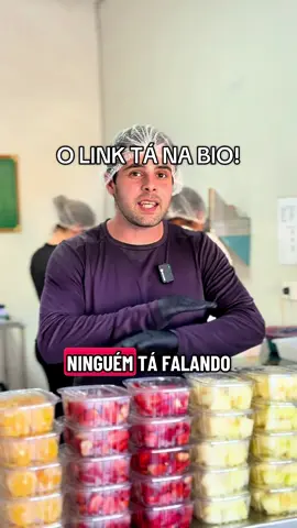 Você já imaginou viver só de vender picadinhos naturais? Pouca gente sabe, mas esse mercado dá mais lucro do que muito emprego por aí… 🍉🥕 💡 Criei a Escola do Picadinhos pra ensinar passo a passo como transformar frutas e legumes em renda real. 👉 O link tá na bio. Mas me diz: ⚡ Você já pensou em vender picadinhos? ⚡ Quanto você acha que dá pra faturar por mês nesse negócio? #picadinhos #negocioprorpio #rendaextra #alimentacaosaudavel