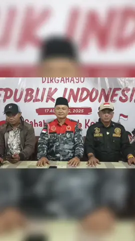 Aksi protes terhadap vonis bebas terdakwa kasus kekerasan anak di bawah umur di Pengadilan Negeri (PN) Tuban terus berlanjut. Aliansi organisasi masyarakat (ormas) memberi ultimatum, jika dalam tiga hari ke depan Ketua PN (KPN) tidak memberi tanggapan, mereka akan menggelar aksi lebih besar dengan mendirikan tenda perjuangan di depan gedung pengadilan. Koordinator aksi, Jatmiko dari LSM Generasi Masyarakat Adil Sejahtera (GMAS), menyatakan pihaknya bersama Lembaga Investigasi Negara (LIN) dan Pemuda Pancasila (PP) tetap solid dalam mengawal kasus tersebut. Ia menambahkan, bahwa aliansi juga akan melayangkan somasi kepada KPN sebagai bentuk desakan. “Kami tunggu sampai tiga hari. Kalau tidak ada tanggapan, aksi lebih besar akan digelar,” tegas Jatmiko, Kamis (11/9/2025). Tidak hanya itu, malam ini pihaknya juga berencana membuka posko pengaduan secara online untuk menampung laporan masyarakat. Menurut Jatmiko, langkah ini sebagai bentuk keseriusan aliansi dalam mengawal kasus ini. Ia juga menyoroti sikap Ketua PN Tuban yang enggan menemui massa dengan alasan mengacu pada Perma Nomor 7 Tahun 2015, yang menyebutkan Ketua PN menunjuk hakim sebagai juru bicara untuk memberikan penjelasan terkait hal-hal yang berhubungan dengan pengadilan. Menurutnya, alasan tersebut terkesan mengada-ada  “Kami ini orang awam, masak hakim perlu kami ajari menafsirkan pasal dalam Perma?” sindirnya. Aksi protes ini dipicu putusan majelis hakim yang membebaskan terdakwa Aris Rozikin dalam kasus kekerasan pada anak. Hakim menilai terdakwa tidak memenuhi unsur mens rea karena tidak secara langsung melakukan kekerasan dan berada dalam pengaruh minuman keras. Putusan ini dianggap cacat hukum dan melukai rasa keadilan masyarakat. Dalam aksi sebelumnya, massa mendesak Ketua PN beserta majelis hakim yang memvonis bebas agar segera diberhentikan. Namun lantaran KPN tidak menemui massa, gelombang protes kini terancam meluas. Jatmiko memastikan, jika tidak ada respons, aliansinya tidak menutup kemungkinan memperluas aksi ke institusi lain yang masih terkait dengan kasus tersebut. #beritatiktok #beritatuban #demo #pengadilannegeri #kabartuban 
