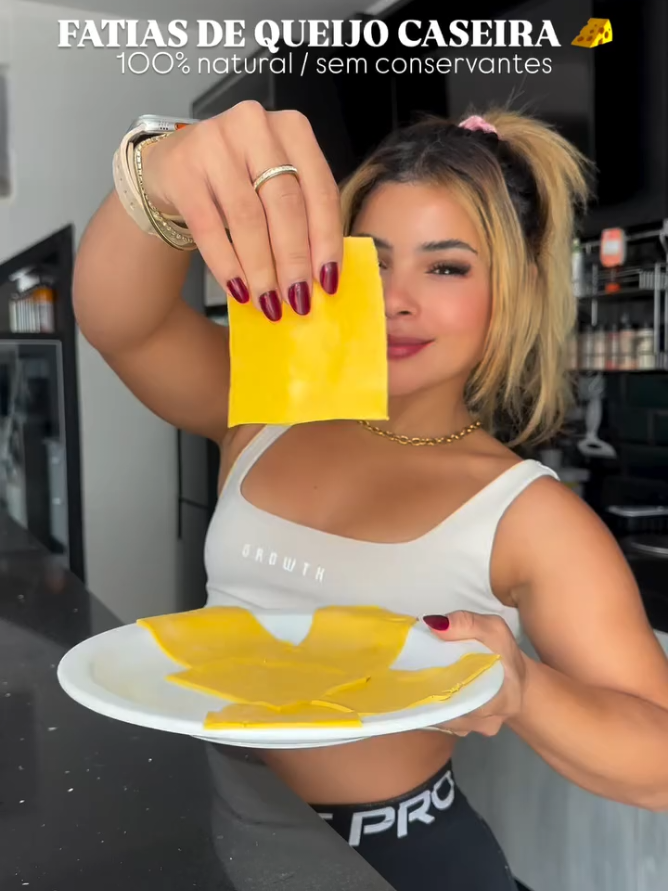 Fatias de Queijo Caseiro Ingredientes: 1L de leite, uso sem lactose (vai render cerca de 300g queijo) 2 colheres de chá de vinagre + água para talhar 2 colheres de sopa de soro (a água que sobra depois de coar a coalhada) 1/4 de xícara de leite 1 colher de chá de manteiga (5 g) Um pouco de sal 1/4 de colher de chá de cúrcuma e páprica 20g de gelatina incolor +Dica especial: Deixe esfriar alguns minutos em temperatura ambiente e depois leve à geladeira por cerca de 15 minutos #queijo #cheddar #receita #tiktok #tiktokviral 