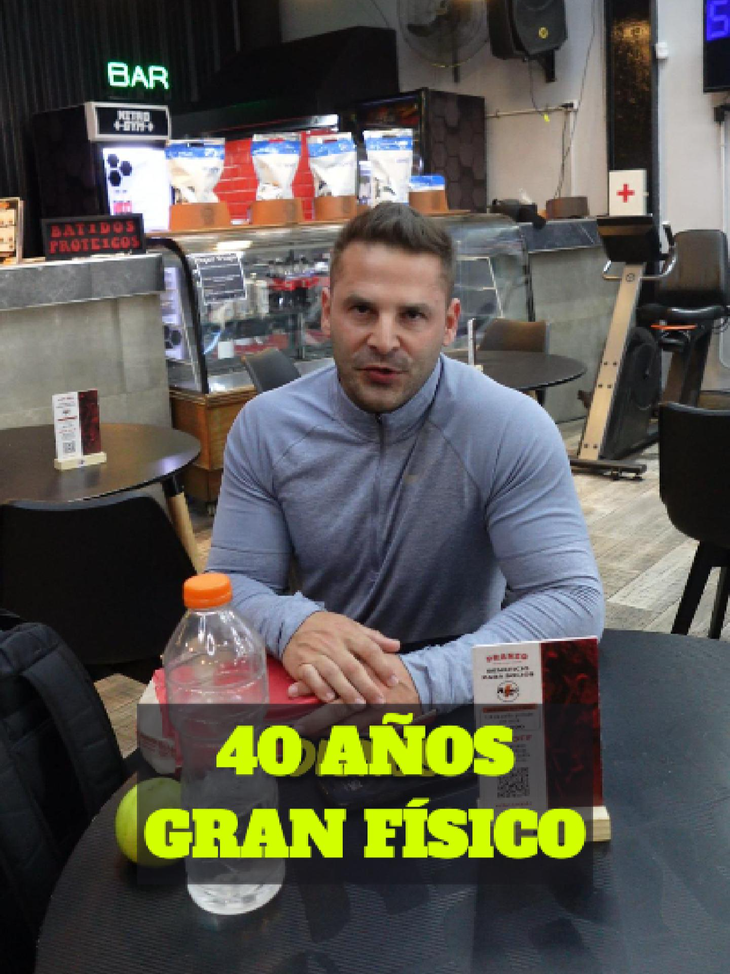 Entrevisté a un hombre fit de 40 años 💪 preguntándole cómo entrena y cómo se alimenta. @groszcris a los 25 hizo un click y comenzó a entrenar,  dejó de fumar 🚬, tomar 🍻 y cambió su estilo de vida pensando en su hija . Al principio trabajaba como instrumentador quirúrgico, luego decidió seguir su pasión y hoy es preparador físico y dueño de un gimnasio 🏋‍♂. 👉 Su consejo: rodeate de gente que te haga bien 🙌, creé en vos mismo  y mirate al espejo preguntándote si te sentís digno 🔑. #charlasfit #entrevista #motivacion #gymmotivation  #grosz  #fitnessargentina #Fitness #culturismo #transformacionfisica #consejo #nutricionsaludable #ejercicio #entrenamientodefuerza #disciplina #inspiracion #superacion