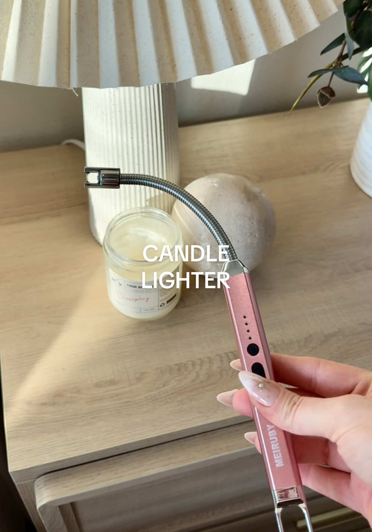 Obsessed with this USB rechargeable lighter 💕 no gas, no hassle, and it’s windproof (yes, even outside!) – perfect for candles, kitchen, BBQ nights, camping… everything 🔥✨ #tiktokshopfinds #candlelighter #homegadgets #kitchenmusthave #fyp