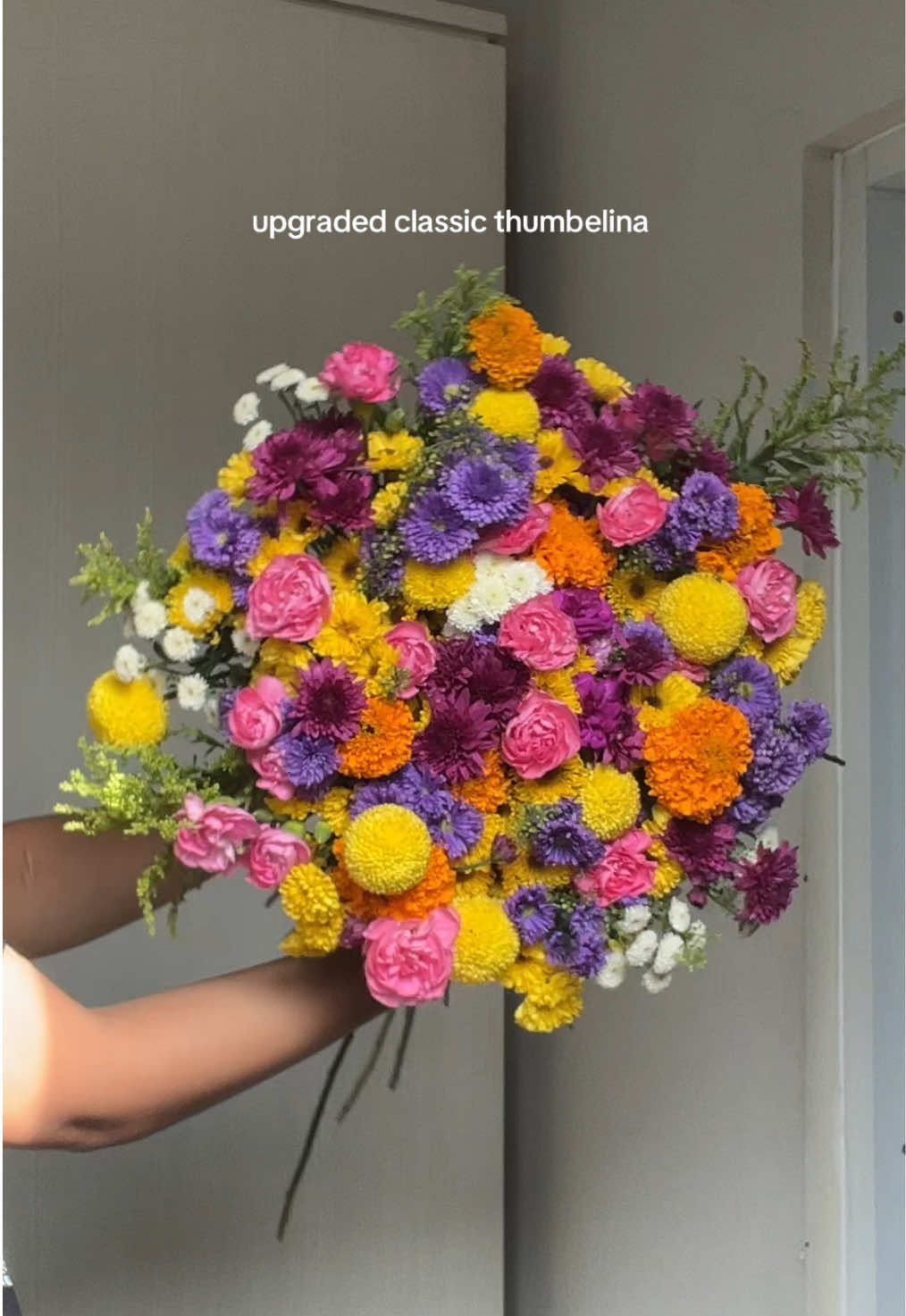 “kakk mau classic tp gedein boleh gaa??” booleeeh apasih yang ngga buat km da??? 😋🤍 #thumbelina #thumbelinabouquet #floristjakarta 