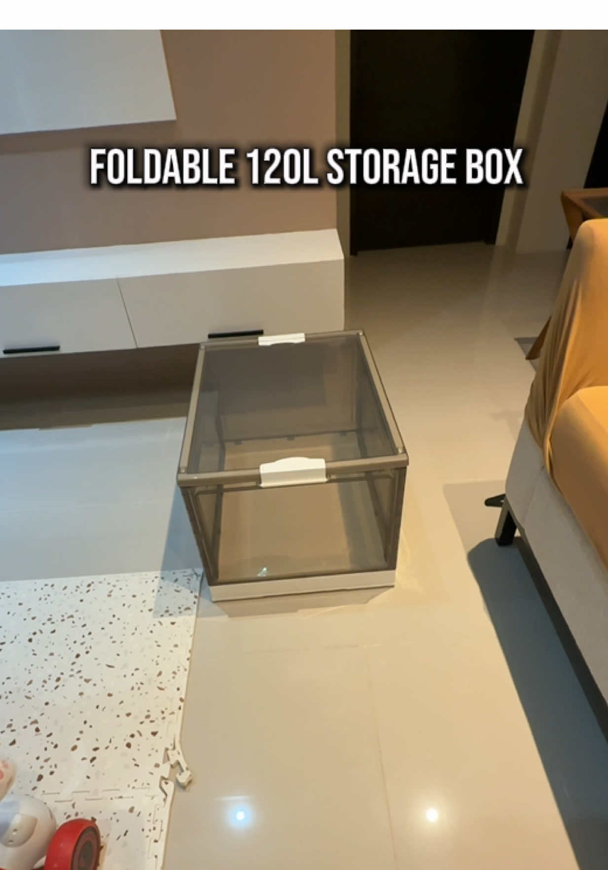 If you want maging organize yung mga gamit niyo, perfect ‘tong 120L Foldable Storage Box ng Homey. Bukod sa malaki na, 2 way pa yung bukasan - pwede sa gilid at pwede rin sa itaas. 👌✨ #HomeyFoldingStorageBox #storagebox #organizerbox #foldablestoragebox #homeessentials 