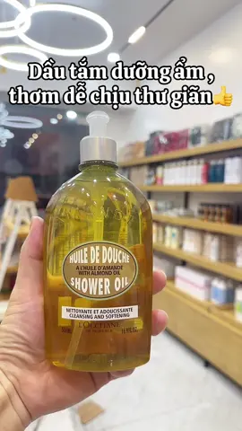 🔴 𝐃𝐚̂̀𝐮 𝐓𝐚̆́𝐦 𝐋’𝐎 𝐜𝐜𝐢𝐭𝐚𝐧𝐞 𝐇𝐮𝐢𝐥𝐞 𝐃𝐞 𝐃 𝐨𝐮𝐜𝐡𝐞 𝐒𝐡𝐨𝐰𝐞𝐫 𝐎𝐢𝐥 𝐂𝐥𝐞𝐚𝐧𝐬𝐢𝐧𝐠 𝐀𝐧𝐝 𝐒𝐨𝐟𝐭𝐞𝐧𝐢𝐧𝐠 𝟓𝟎0𝐦𝐥 📌 Công dụng: 🍃 Giúp làm săn chắc da và lưu lại trên cơ thể mùi thơm nhẹ nhàng. 🍃 Được tăng cường thêm khả năng dưỡng ẩm mạnh mẽ từ Hạnh Nhân ngọt, Dầu tắm Hạnh Nhân sẽ thành dạng bọt sữa khi gặp nước, nhẹ nhàng làm sạch và xoa dịu làn da của bạn với dưỡng chất đong đầy độ ẩm ngọt ngào. Mùi hương thơm ngọt sẽ lấp đầy phòng tắm. 🍃 Làn da của bạn sẽ trở nên mềm mượt ngay lập tức chỉ sau một lần sử dụng. 🍃 L’Occitane Almond Shower Oil có kết cấu dạng dầu, khi hòa với nước sẽ chuyển thành lớp bọt dày, mịn và bông xốp như kem tươi sau khi cuốn trôi mọi bụi bẩn, bã nhờn, tế bào chết trên da sẽ bao phủ trên da cảm giác mềm mượt như nhung.  🍃 Chiết xuất tinh dầu hạnh nhân, tăng cường độ căng mịn của da và lưu lại hương thơm tươi mát, thư  #xuhướngtiktok2025mớinhất 