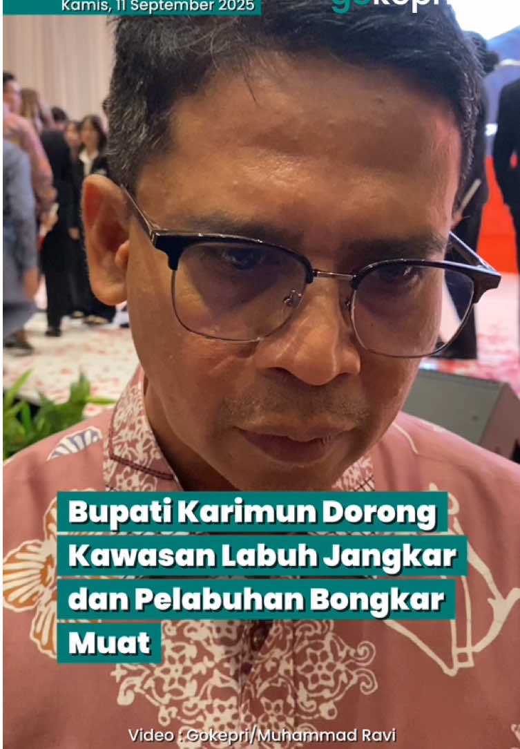 Pemkab Karimun juga menaruh perhatian pada sektor maritim, khususnya pengembangan kawasan labuh jangkar. Bupati Iskandarsyah juga menilai perlunya pembangunan pelabuhan kontainer skala besar di Karimun.  Hal ini akan membuka peluang kerja sama langsung dengan Singapura yang saat ini menghadapi beban kepadatan di pelabuhan-pelabuhan utamanya. baca gokepri.com