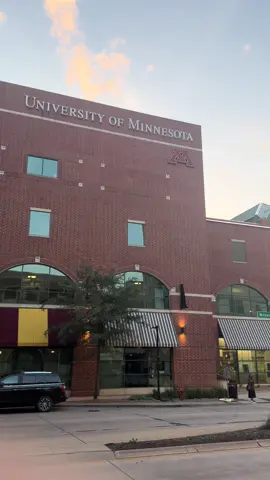 🚶‍♂️ Caminando por Rochester llegamos al Marriott Rochester. Un hotel que conecta directamente con la esencia de esta ciudad: hospitalidad, historia y la cercanía con el corazón médico del mundo: Mayo Clinic. Después de días intensos de aprendizajes, charlas y visitas a áreas médicas de vanguardia, llegar aquí es como tener un respiro: ✨ Comodidad. ✨ Cercanía. ✨ El espacio perfecto para reflexionar sobre todo lo vivido. Porque cada viaje no es solo un destino… es también el lugar donde descansas, recargas y vuelves a soñar. 🌍 Desde Rochester, me quedo con esta certeza: 👉 El conocimiento abre puertas. 👉 La salud es el mejor regalo. 👉 Y la vida se disfruta en cada detalle, hasta en el camino al hotel. 👊 Let’s go. — @Gojuanca #GoJuanca #Motivación #OpenInsurances #MayoClinic #Rochester   