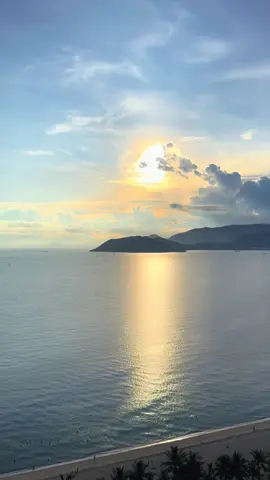Bình minh Nha Trang 🥰 #biennhatrang ; #dulichvietnam  #canhdepthiennhien ; #biendep ; #binhyenmoingay 