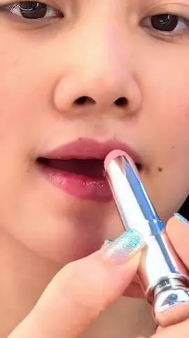 နှုတ်ခမ်းသားမဲတဲ့သူတွေတောင် သေချာလေးတစ်ရက် နှစ်ကြိမ်သုံးပေးရင် နှုတ်ခမ်းသားလေး သိသိသာသာ ပြောင်းလဲမှုရရှိစေတယ်။ ကိုယ့်အတွက်ကတော့ ဘယ်သွားသွား သွားလေရာဆောင်သွားဖြစ်တယ်လေ…… Treatment Lip Balm ဖြစ်တဲ့အတွက် အမျိုးသား၊အမျိုးသမီးသုံးလို့ရတဲ့ natural pink color လေးဖြစ်ပါတယ်💋