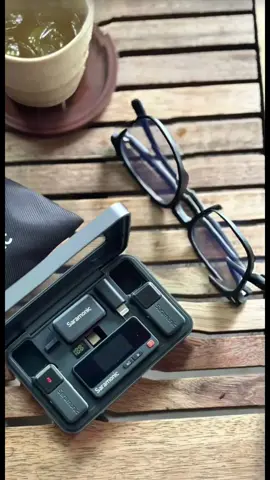 Saramonic Air 01 (TX+TX+RX) và Air 02 (TX+TX+RX+LAV) là bộ micro thu âm không dây siêu nhẹ, mỗi bộ phát (TX) chỉ nặng 11g. Tỷ lệ tín hiệu trên nhiễu (SNR) lên đến 90 dB, xử lý âm thanh rõ nét, chống ồn hiệu quả. Hộp sạc thiết kế phong cách retro, mặt kính trong suốt giúp xem thông số dễ dàng. #xuhuong #saramonic #micthuam #micthuamkhongday 