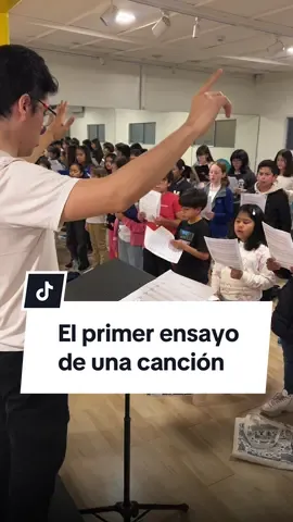 Hoy con nuestros coro Sur y Celeste, de 9 a 13 años, comenzamos a practicar una nueva canción 🤩 #coro #cantar #loscoristas #niños 