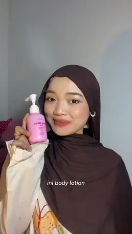 ✨ Kulit sehat dan harum dimulai dari perawatan yang tepat ✨ Body lotion @ladytiastore ini menggabungkan manfaat Niacinamide & Alpha Arbutin untuk membantu mencerahkan warna kulit, plus Olive Oil, Coconut Oil, dan Allantoin yang melembapkan dan menenangkan. 💧Teksturnya ringan & cepat meresap, jadi nggak lengket sama sekali. 🌸 Aromanya wangi banget, bikin kamu segar dan percaya diri sepanjang hari. Gunakan secara rutin setiap pagi dan malam setelah mandi untuk hasil yang maksimal — kulit jadi lebih cerah, lembut, dan sehat alami 🌿 \#BodyLotion #PerawatanKulit #KulitLembut #CerahkanKulit #SelfCare 