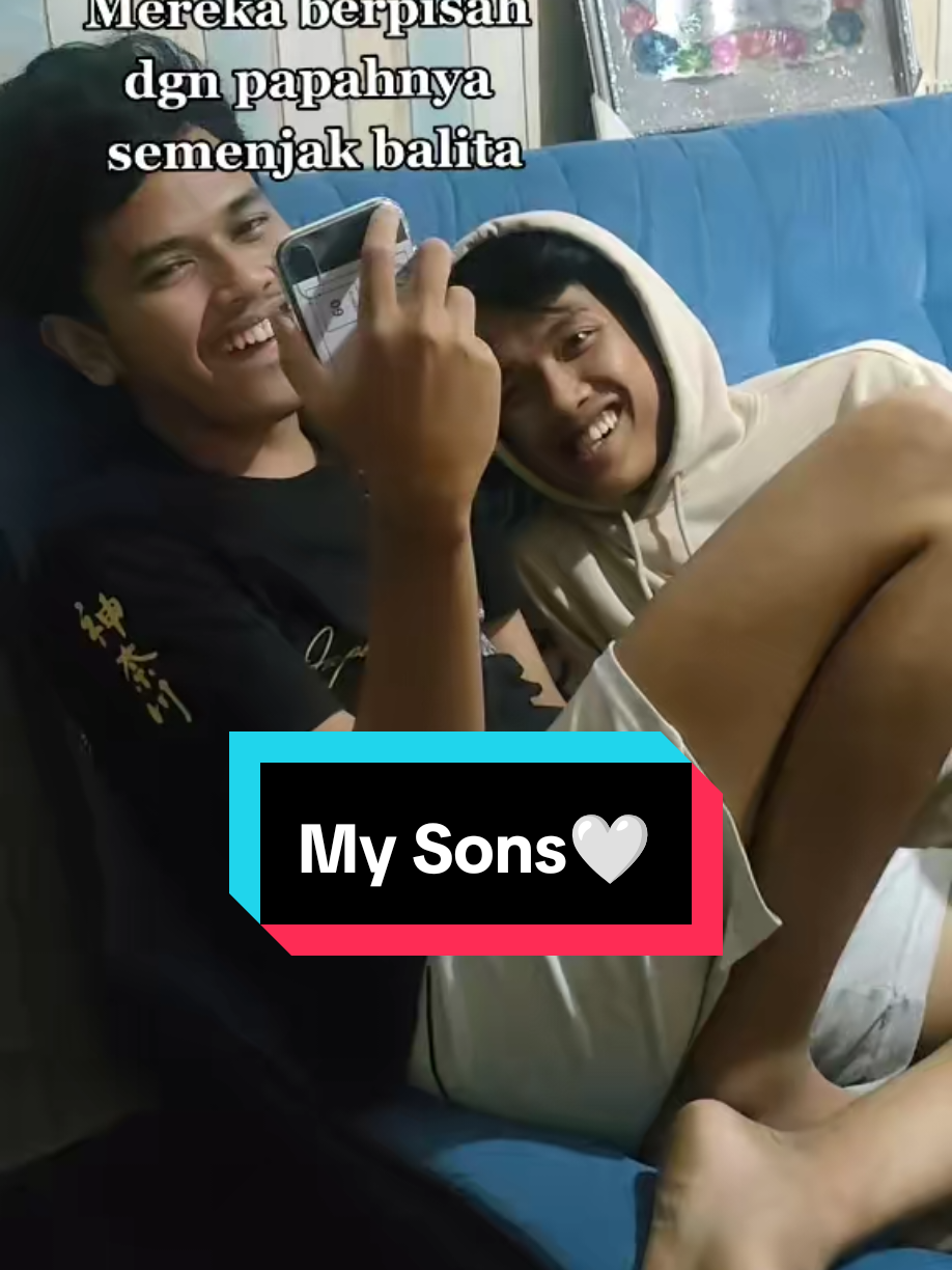 Sekian tahun lalu, kami sudah dari awal berdamai dengan keadaan. Noted : Ayahnya telah berjuang menebus segala kesalahannya, setalah tersadar dari segala kekeliruannya #Flashback #videolama #masalalu #mysons #anaksholeh 