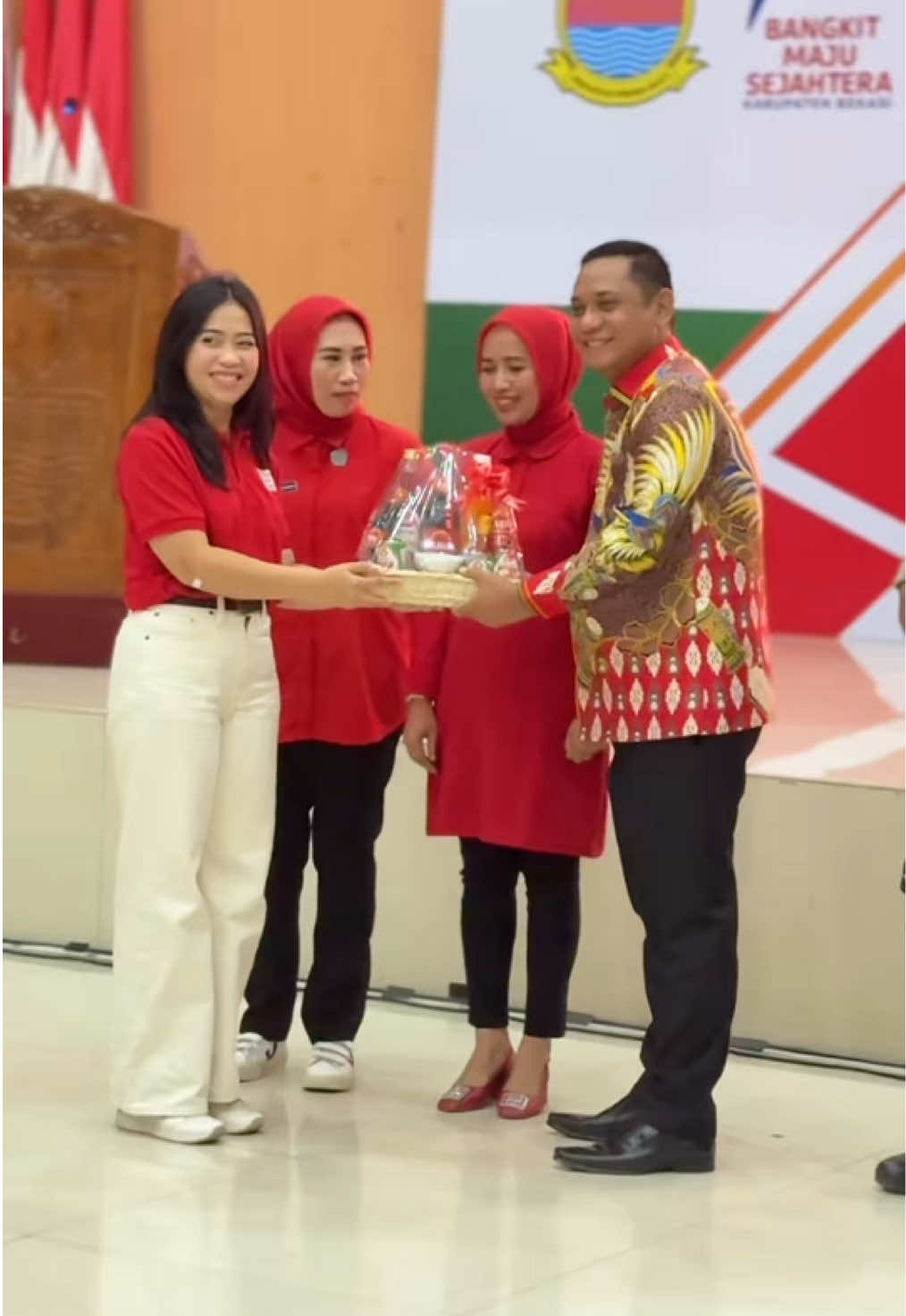 Dalam rangka memperingati Hari Kesatuan Gerak (HKG) PKK ke-53, TP-PKK Kabupaten Bekasi berkolaborasi dengan ABC menyelenggarakan Akademi Ahlinya Buat Cita Rasa (ABC) Roadshow di Gedung Swatantra Wibawa Mukti. Acara ini menghadirkan berbagai lomba kuliner dan kreativitas yang diikuti ratusan peserta dengan penuh semangat. Sebuah bukti nyata bahwa dapur bukan hanya tempat memasak, tetapi juga ruang kreativitas, inovasi, dan pemberdayaan. Kami berharap momentum ini dapat melahirkan kreasi kuliner khas Bekasi yang bukan hanya lezat, tapi juga sehat, bergizi, dan berdaya saing. Inilah langkah kecil menuju kemandirian ekonomi keluarga sekaligus memperkuat identitas kuliner daerah.  Mari bersama kita dukung gerakan pemberdayaan dan inovasi untuk Bekasi yang semakin maju dan sejahtera.  #drasepsuryaatmaja #bekasibangkitmajusejahtera #kabupatenbekasi #wakilbupatibekasi #bekasi