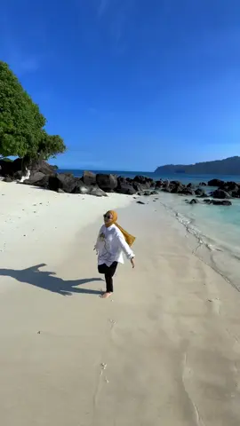 Yuk ikut Open Tripnya 🙌🏼 MEETING POINT :  📌 Jakarta : Rp. 690.000/Orang  📌 Merak : Rp. 490.000/Orang 📌 Bandar Lampung : Rp. 650.000/Orang 📌 Dermaga Canti : Rp. 390.000/Orang Jadwal Keberangkatan : 🗓️ 19 - 21 September 🗓️ 26 - 28 September 🗓️ 3 - 5 Oktober 🗓️ 10 - 12 Oktober 🗓️ 17 - 19 Oktober 🗓️ 24 - 26 Oktober 🗓️ 7 - 9 November 🗓️ 14 - 16 November 🗓️ 21 - 23 November 🗓️ 28 - 30 November 🗓️ 5 - 7 Desember 🗓️ 12 - 14 Desember 🗓️ 19 - 21 Desember 🗓️ 24 - 26 Desember 🗓️ 25 - 27 Desember 🗓️ 30 Desember - 1 Januari 🗓️ 31 Desember - 2 Januari DESTINASI WISATA : 🏝️Pulau Sebuku Besar & Kecil 🏝️Pulau Sebesi 🏝️Pulau Umang-umang 🏝️Anak Gunung Krakatau (Optional) 🤿Snorkeling time ( Geligi,Cemara & Pulo sawo ) 🐢 Wisata penyu di dermaga  Harga Sudah Termasuk : * Transportasi AC Jakarta - Merak, Bandar Lampung - D. Canti ( PP) * Tiket Kapal Ferry Merak - Bakauheni PP (Reguler) * Transportasi Angkutan Kota Bakauheni - Dermaga Canti ( PP) * Kapal Explore Pulau * Retribusi Wisata  * Homestay (sharing room) * Makan Selama Wisata (4x) * Air mineral * Dokumentasi underwater & upwater  * Dokumentasi drone  * Pelampung * Local guide * Tour Leader Informasi & Reservasi : PT. Pasar Wisata Indonesia Helmi Endarto 📱 0819-9026-8812 (Whatsapp/Call) 🌐 www.pasarwisata.id Instagram : @pasarwisataid Tiktok : @pasarwisataid Blibli.com : Pasar Wisata Tiket.com : Pasar Wisata Linkedin : Pasar Wisata Indonesia Tokopedia : Pasar Wisata Indonesia #liburan2025 #pulausebesi #anakkrakatau #pasarwisatatriseru #pasarwisataid 