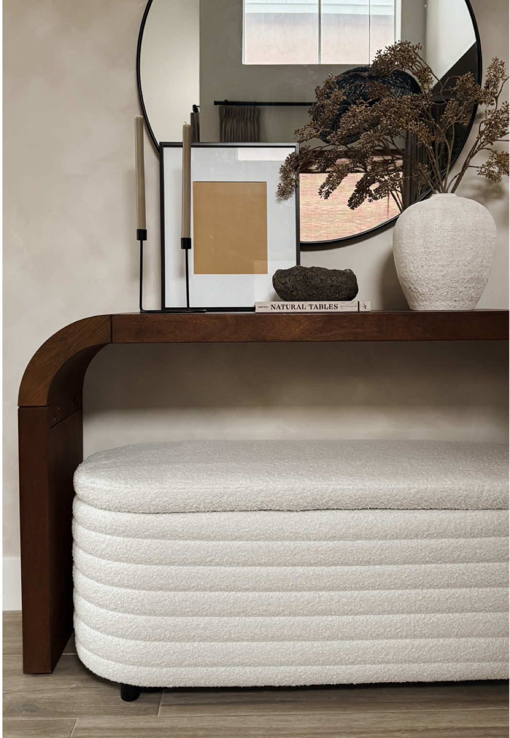 Amando este ottoman bench con storage 😍! Desde que cambié la mesa ya las canastas no iban y esto era justo lo que necesitaba! #ottomanbench #entrywaydecor #homedecor