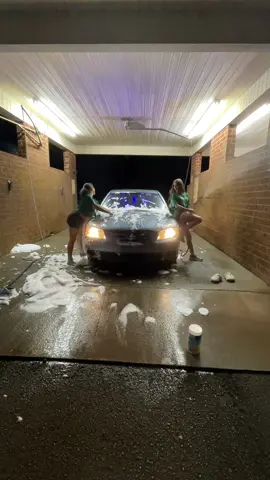 I cant twerk but yay #ontopofcars #prettybit hes #funny #fouryoupage #fypシ゚viral 