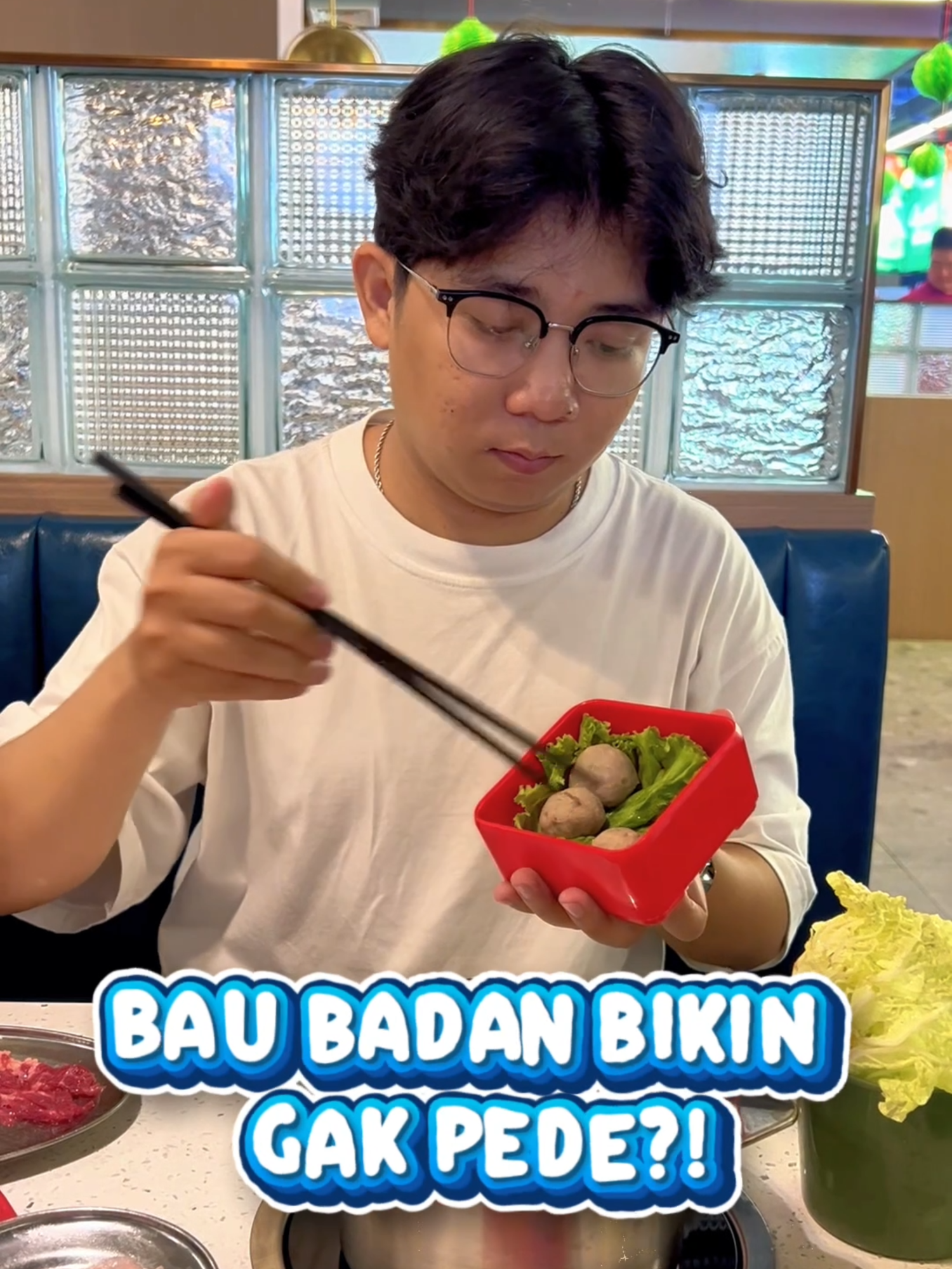Review makanan enak tapi aku malah panik… bau badan menyerang 🤦‍♂️ Untung ketemu NIVEA MEN Derma Control Defend—dengan Micro Hyaluron & Pro Vit. B5, teruji dermatologi buat perkuat skin barrier ketiak, lawan bau berlebih, menenangkan & menutrisi kulit. Proteksi anti-perspiran 72 jam = pede on-cam terus! Pernah ngalamin momen insecure pas kulineran juga? Ceritain di komen ya! @nivea_id @niveamen_id & @hometesterclubid #YourUnderarmHero #MoreThanDeo #nivieamen#deodorant #nivea