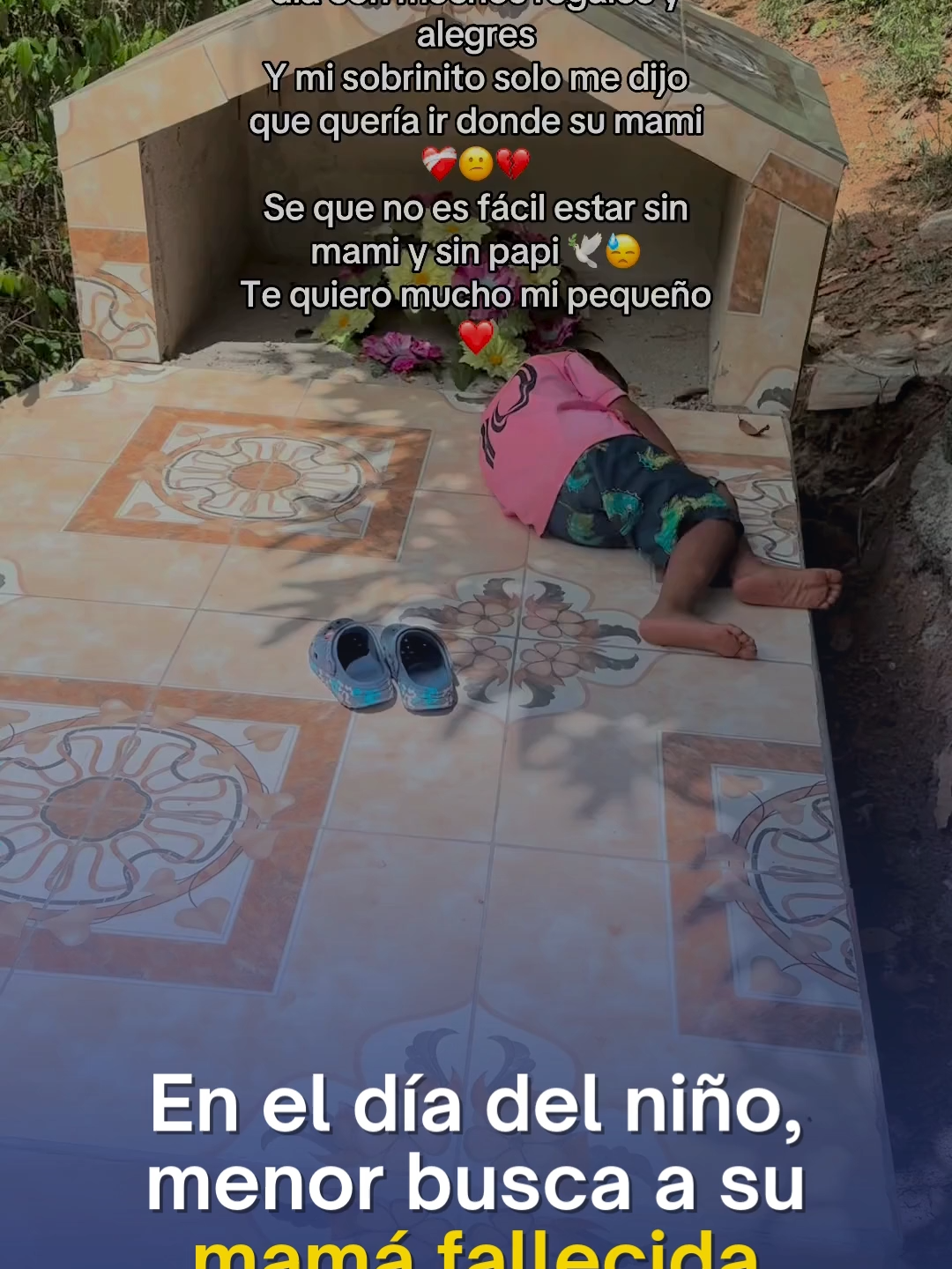 #QHuboTVNoticias | En el día del niño, menor busca a su mamá fallecida El Día del Niño en Honduras estuvo marcado por una conmovedora historia compartida en TikTok por Franklin Fúnez (@franklin.funez62), quien mostró el deseo de su sobrino de visitar la tumba de su madre en lugar de recibir regalos o festejos.  La escena reflejó la fortaleza y el dolor que enfrenta el menor a tan corta edad. En el video se observa al niño recostado sobre la tumba de sus padres, mientras su tío expresa mensajes de amor y nostalgia.  “Sé que no es fácil estar sin papi y mami. Te quiero mucho, mi pequeño”, escribió Franklin, quien también dedicó un emotivo recuerdo a su hermana fallecida. #DíaDelNiño #Honduras #Historia