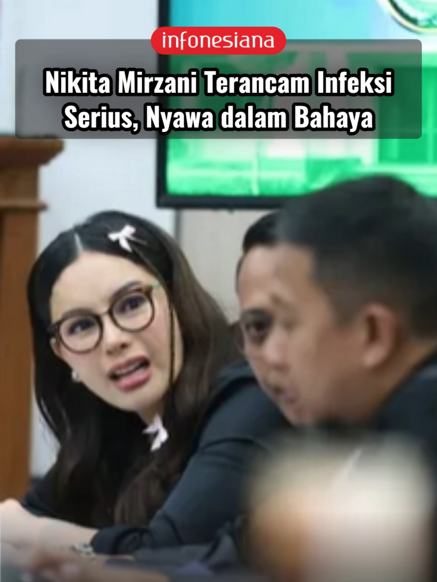 Nikita Mirzani Terancam Infeksi Serius, Nyawa dalam Bahaya Kondisi kesehatan Nikita Mirzani kini jadi perhatian publik di tengah proses persidangan kasus dugaan pemerasan dan TPPU yang menjeratnya. Setelah sebelumnya mengeluh sakit gigi, ternyata masalah yang dialami ibu tiga anak itu jauh lebih serius dari dugaan awal. Tim kuasa hukum Nikita mengungkap bahwa kliennya berisiko mengalami infeksi berbahaya akibat implan veneer gigi yang pecah. Kondisi ini disebut bisa menyebar ke organ vital seperti otak dan jantung, bahkan mengancam nyawanya. Mereka pun meminta perhatian khusus agar kesehatan Nikita segera ditangani, mengingat situasi yang sudah masuk kategori darurat medis. #nikitamirzani #beritaartis