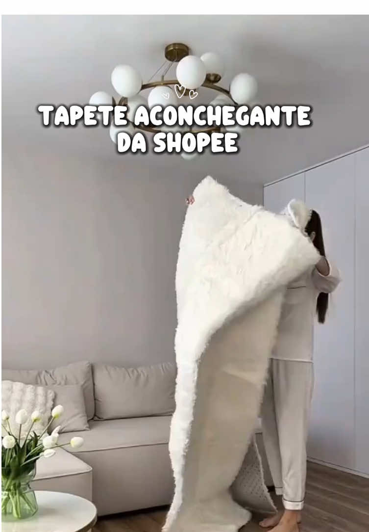 ✨ O segredo do aconchego ✨ 🛋️ Tapete peludo felpudo branco liso. Macio, confortável e perfeito para sala ou quarto. 🔎 Busque pelo ID na barra de pesquisa da Shopee: AQB-KTQ-PMQ #tapete #decoracao #quarto #sala #achadinhos