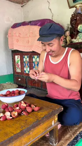 #handwork #countryliving #countrylife Hand-brewed lychee wine.