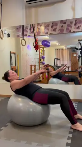 Oi gente!!!! Tô por aqui.... sumida dos vídeos, mas seguimos com foco!!#equilibrio #pilates #pilatesworkout #pilateslovers #evoluirsempre 