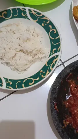 yang penting makanan dan duit. 