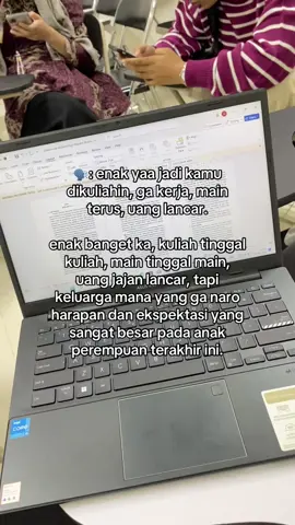 iya, kelihatannya memang enak bkn? tpii org lain gatau di balik itu semua ada do’a, pengorbanan, dan harapan besar dari keluarga. maybe mreka ga pernah ngomong scra lngsung, tpii aku tau mreka pgn aku berhasil, mreka pgn semua capenya kebayar sama senyum bangga. kdg rasanya takutt bgtt dan mikir bisa ga yaa aku jadi anak yg mreka harapkan? bisa ga yaa aku bales semua usaha mreka? krena kuliah ini bkn cuma ttg aku, tpii ttg mimpi keluarga jg🥺✨ #fyp #kuliah #mahasiswa #katakatamotivasi #harapankeluarga 
