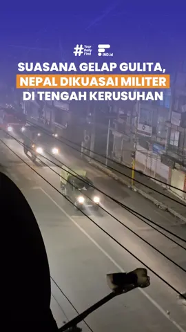 Nepal kini berada dalam situasi darurat yang mencekam! Dalam sebuah video, terlihat militer melakukan patroli besar-besaran di jalanan. Hal ini terjadi setelah mereka mengambil alih kepemimpinan akibat kekosongan kekuasaan di tengah kerusuhan yang kian memanas. Kondisi semakin tegang karena lampu di sejumlah kawasan dipadamkan, membuat suasana gelap gulita seperti kota mati. Jam malam pun diberlakukan untuk menekan aksi-aksi kerusuhan yang meresahkan warga. Situasi ini menandai titik balik besar bagi Nepal, di mana rakyat harus menjalani hari-hari penuh ketidakpastian di bawah kendali militer. Apakah langkah militer ini akan membawa stabilitas atau justru menimbulkan masalah baru di Nepal? #nepal #dikuasai #militer #kerusuhan #yourdailyfind 