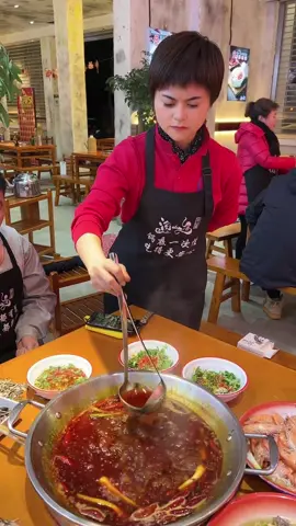 How can you skim off the oil and enjoy the soup when having hot pot? Here is the trick! #tips #cook #hotpot #goodidea #creative #Chinataste #food #amazingChinesepeople #interesting Cr: Douyin yy84888315