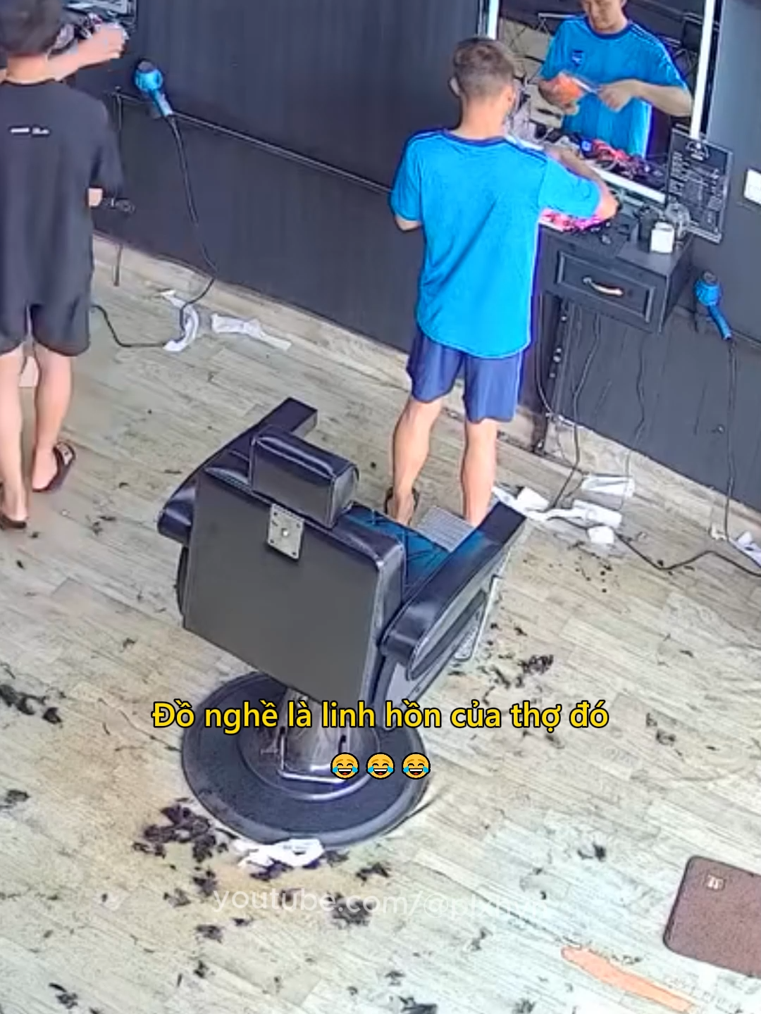 Đồ nghề là linh hồn của thợ đó 😂 #cattoc #hairsalon #tainan #canhbao #xahoi #kienthuc #plxhvn #phapluatxahoi