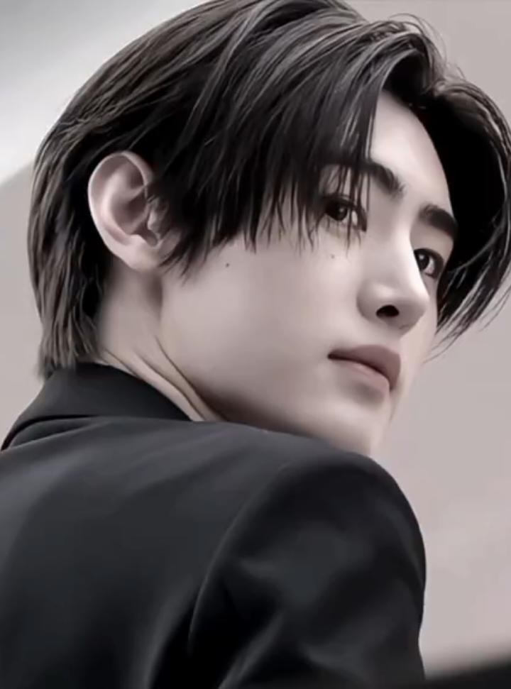 dalem banget hoon.... NB: utk menghindari kesalahpahaman buat yg mungkin ada yg belum tau artinya ini tuh ttg lagu cinta (bucin) ya guys. aq ga kasih lirik atau artinya karna emng dr awal cuma niatan bikin vt biasa aja🙏🏻 terimakasih engene☺️ #sunghoon #enhypen #engene #fyp #fypシ゚ #fyppppppppppppppppppppppp #arabicsong 