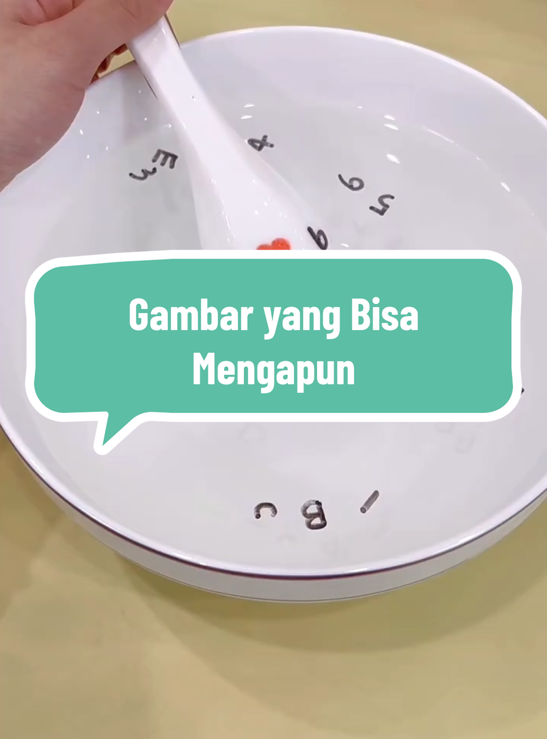 Belajar nggak selalu harus serius, bund! Dengan magic water floating pen, anak-anak bisa bereksperimen sambil bermain. Cukup gambar di sendok, celupkan ke air, dan lihat gambarnya mengapung 🫧 👩‍👧 Cocok banget untuk melatih kreativitas, motorik halus, sekaligus mengenalkan sains dengan cara menyenangkan. #aktifitas #fyp #IdeKreatifAnak #floatingpen 
