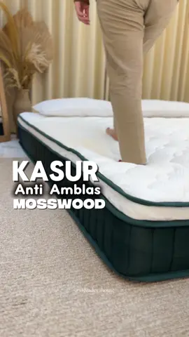 Dari sekian banyak kasur yang di jual online, kayanya ini salah satu kasur yang benran anti ambles, anti goyangg, bahkan ga gampang geser juga karena di bawah kasurnya ada karet anti slip nya, aman nih buat para pasutri😋🤭 Kasur dari @MossWood ini banyak ko ukurannya, kalo aku ambil di ukuran 160x200 cm dengan tinggi kasur 25cm. Kain kasurnya beneran dingin banget kalo kena kulit, karena terdapat teknologi cooling tech, kain kasir berlapis ige silk jadi cocok deh buat kita di iklim tropis.  #fyp #mosswood #kasur #kasurdingin #kasurmosswood 