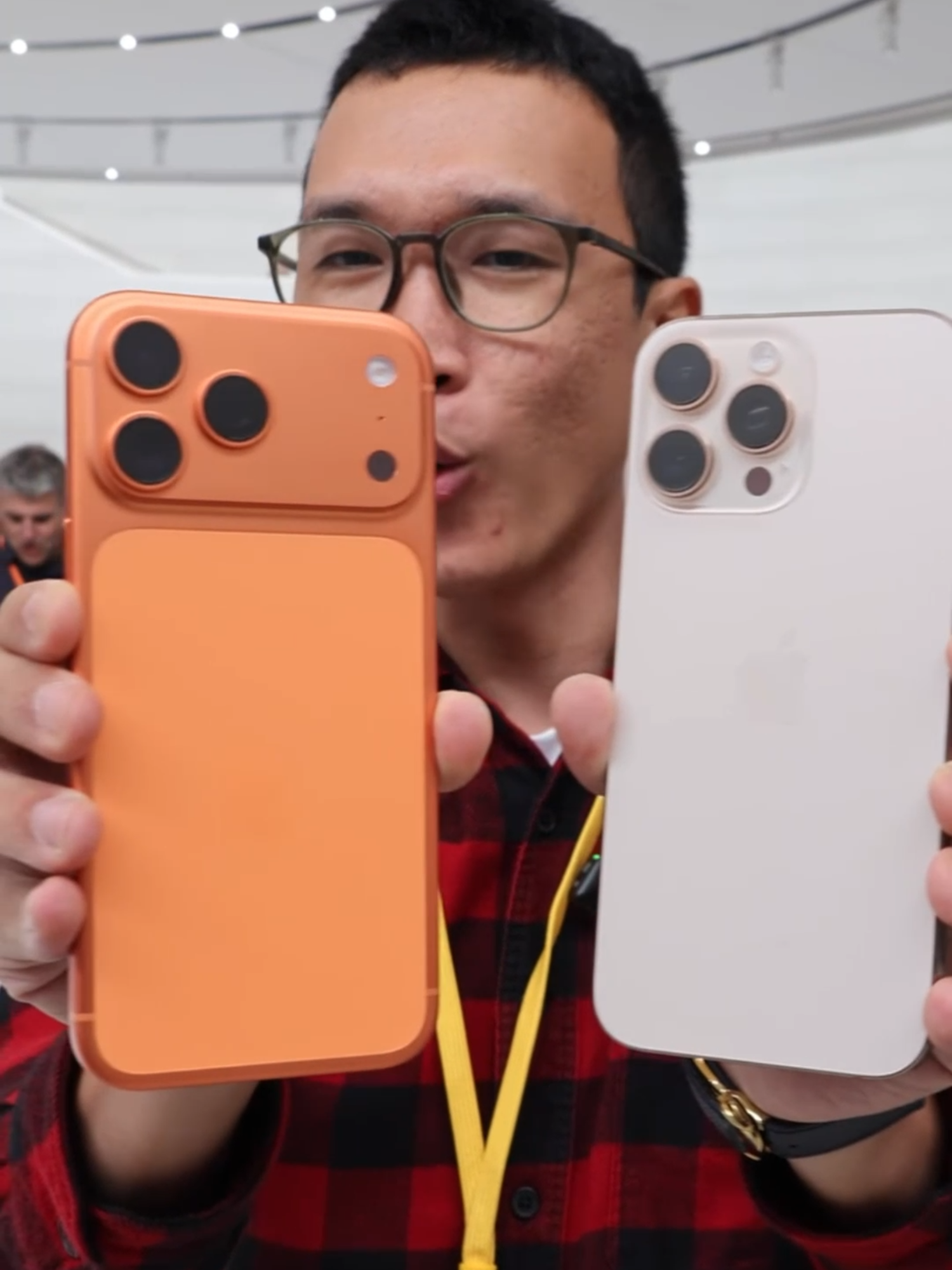 Trên tay iPhone 17 Pro Max vs iPhone 16 Pro Max: thay đổi thiết kế, chip A19 Pro, zoom xa hơn #apple #iphone17promax #iphone