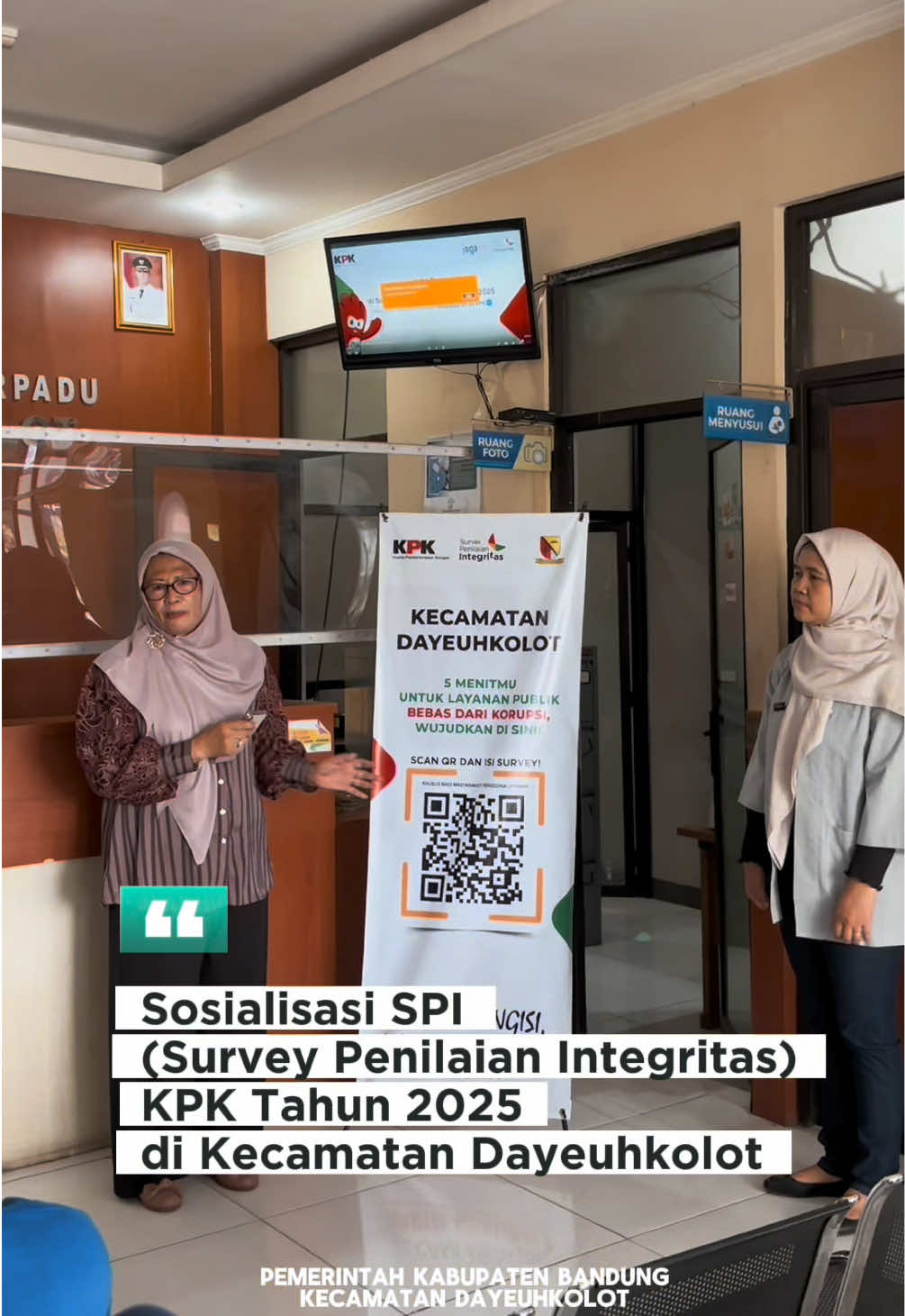 ✨Wargi Kecamatan Dayeuhkolot, SUARA ANDA PENTING!!✨ Hanya 5 Menit , anda bisa ikut mewujudkan layanan publik yang bersih, transparan, dan bebas dari Korupsi.💪🏻 🔗 Caranya gampang pisan: 1. Scan QR Code di atas 2. Isi surveinya dengan jujur & objektif 3. kirim jawaban 💡 Survei Penialian Integritas (SPI) dari KPK ini khusus untuk masyarakat/pengguna layanan Kecamatan Dayeuhkolot. Jawaban masyarakat akan menjadi perbaikan untuk kuliatas layanan publik. BERANI MENGISI, HABISI KORUPSI💪🏻 #spikpk #kpk #spi #kecamatandayeuhkolot #kabupatenbandung 