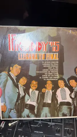 Los Freddys- El Cariño Que Perdi (1974) • El cariño que perdí Nunca más regresará Porque no la merecí Porque no le supe dar Un poquito de mi vida Cuando yo la vi partir No la supe detener Y hoy me apena este sufrir Y ya no podré vivir Si es que ya no vuelvo a verla • The love I lost Will never return Because I didn't deserve it Because I didn't know how to give it A little bit of my life When I saw her leave I didn't know how to stop her And today this suffering grieves me And I won't be able to live If I never see her again • #losfreddys #70s #vinyl #fyp 