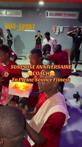 🎉🥳Surprise anniversaire d’un coach en pleine séance 🤗🤗🤗🤗🤗🤗🤗🤗. #video #Fitness #viral #fyp #sports 