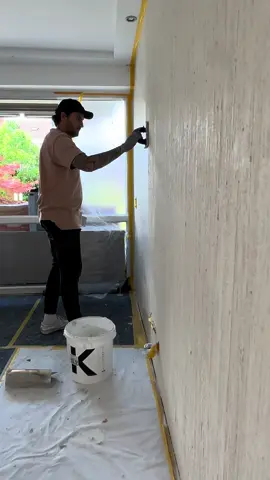 Fließendes Metall beige-Perlmutt  Wir durften das komplette Wohnzimmer kreativ gestalten. Betonoptik mit fließendes Metall und ein neuer Parkett Boden runden das Konzept ab. Alle Produkte findet ihr im Onlineshop.  Hol dir dein Starter Paket und gestalte deine kreative Wand. In allen Farbtöne machbar. Bei Fragen einfach melden 🙋🏽‍♂️  🛒www.kollektiv-werk.de #artist #malermeister #renovation #viral #inspiration                   