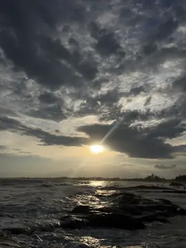 người đời nói đúng không nên thương yêu ai quá nhiều..