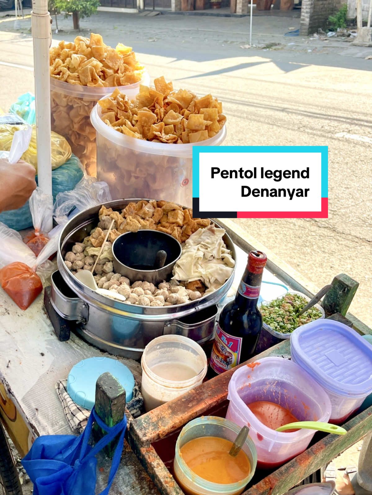Soyo tuwek tambah balapan jajan kro anak.e .. hayoloh wong denanyar ndi seng gak kenal pentol legend ki  jian uwenakk opo maneh saos kacange #fyppppppppppppppppppppppp #masukbranda #xybca #foryoupage #kulinerjombang 