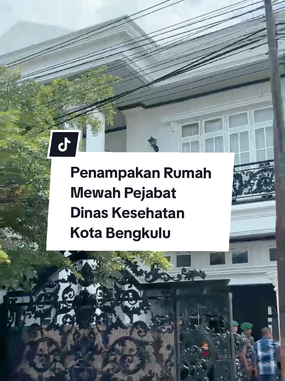 Penampakan kediaman rumah pribadi Kepala Dinas Kesehatan Kota Bengkulu Joni Hariyadi, saat diperiksa tim Penyidik Kejari Bengkulu jumat pagi (12/09/2025). Dimana tim menyita beberapa dokumen dan handphone dikediaman mewahnya jalan barito kelurahan padang harapan kota bengkulu. Dugaan korupsi itu terkait, pembangunan proyek laboratorium kesehatan berada di Lingkar barat. Dalam pemeriksaan tersebut ditemukan adanya pekerjaan fisik yang tidak sesuai dengan spesifikasi teknis, pengurangan volume pekerjaan, dan kelebihan pembayaran senilai Rp 916 juta. Sampai saat ini, belum ada tindak lanjut atau pengembalian kerugian negara dari temuan tersebut. #pejabatmewah #rumahmewah #dinkeskotabengkulu #korupsi #laboratoriumkesehtan 
