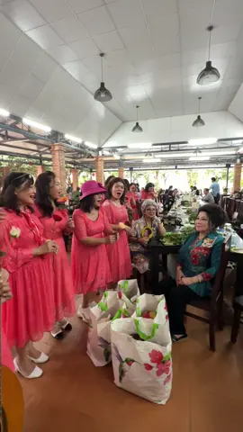 Món quà nhóm sắc màu tặng Cô Thuý Nga