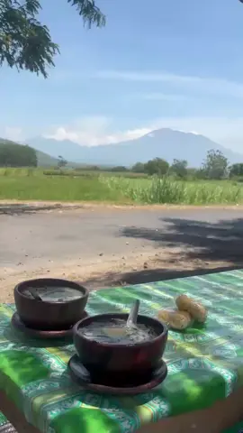 hidden gem es dawet layah di tengah sawah dengan view gunung lawu dan lereng gunung bancak yang lagi viral😋 #viral #fyp #esdawet #tengahsawah 